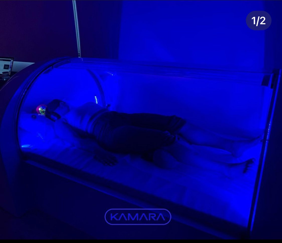 Persona en experiencia KAMARA con iluminación azul